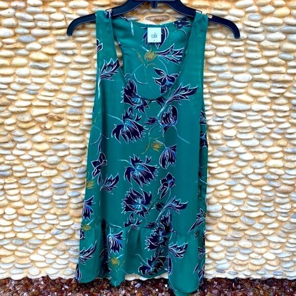 👚CAbi Zoe Falling Flowers Green/Black Floral Sleeveless Blouse Size Medium. EUC - Picture 2 of 10